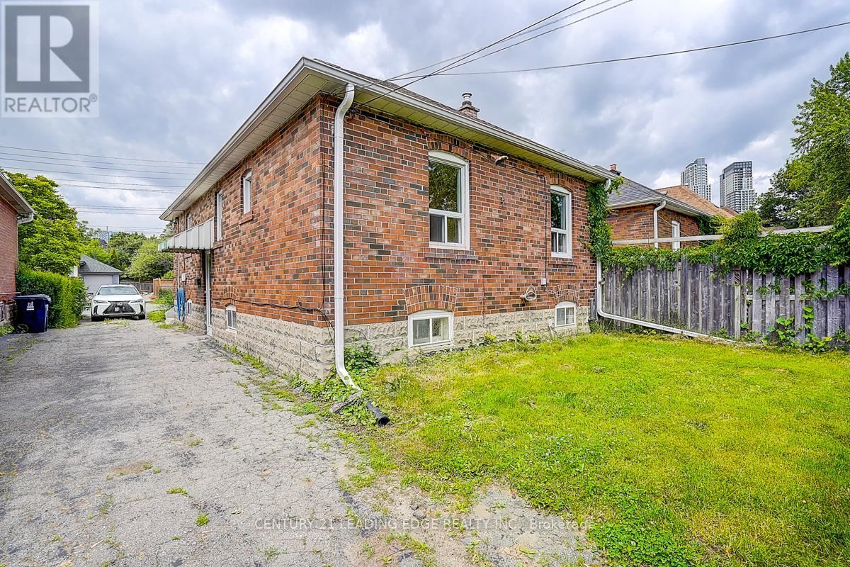 1173 ISLINGTON AVENUE EAST Image 9