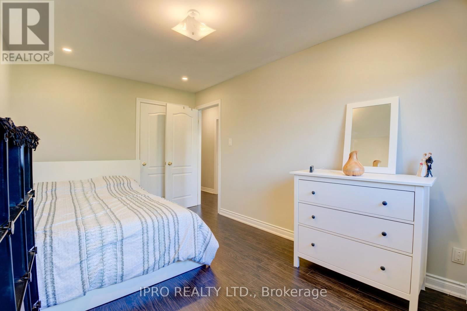 208 MEADOWS BOULEVARD Image 15