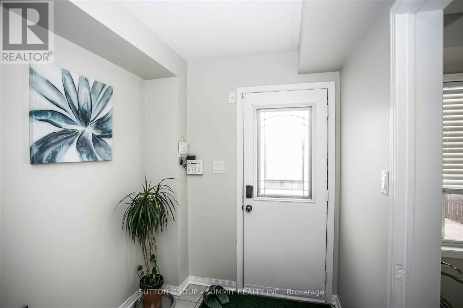 5828 TENTH LINE WEST Image 16