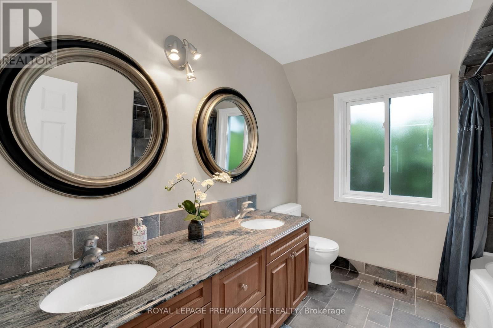 40 PARKEND AVENUE Image 25