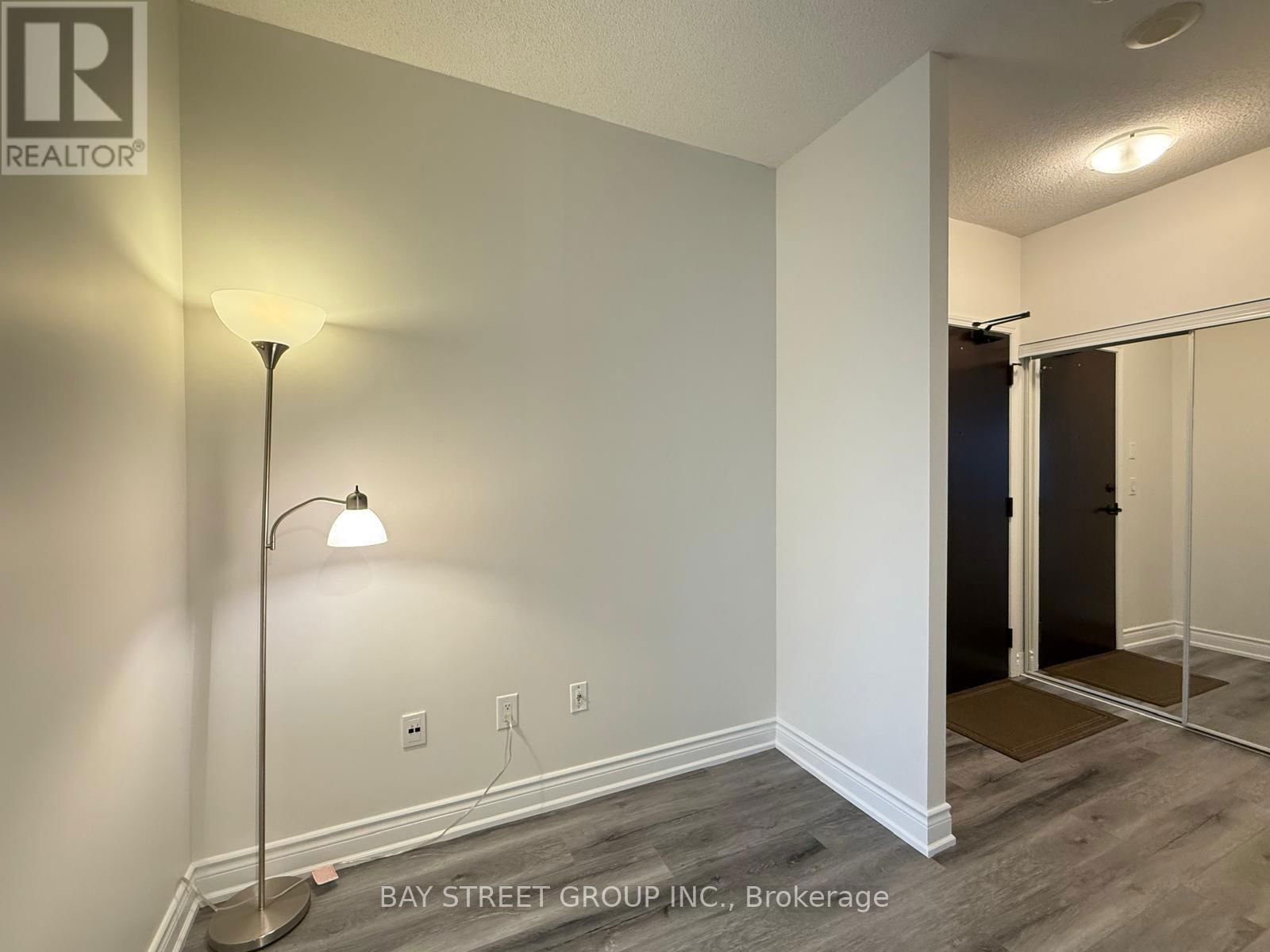 1807 - 385 PRINCE OF WALES DRIVE Image 12
