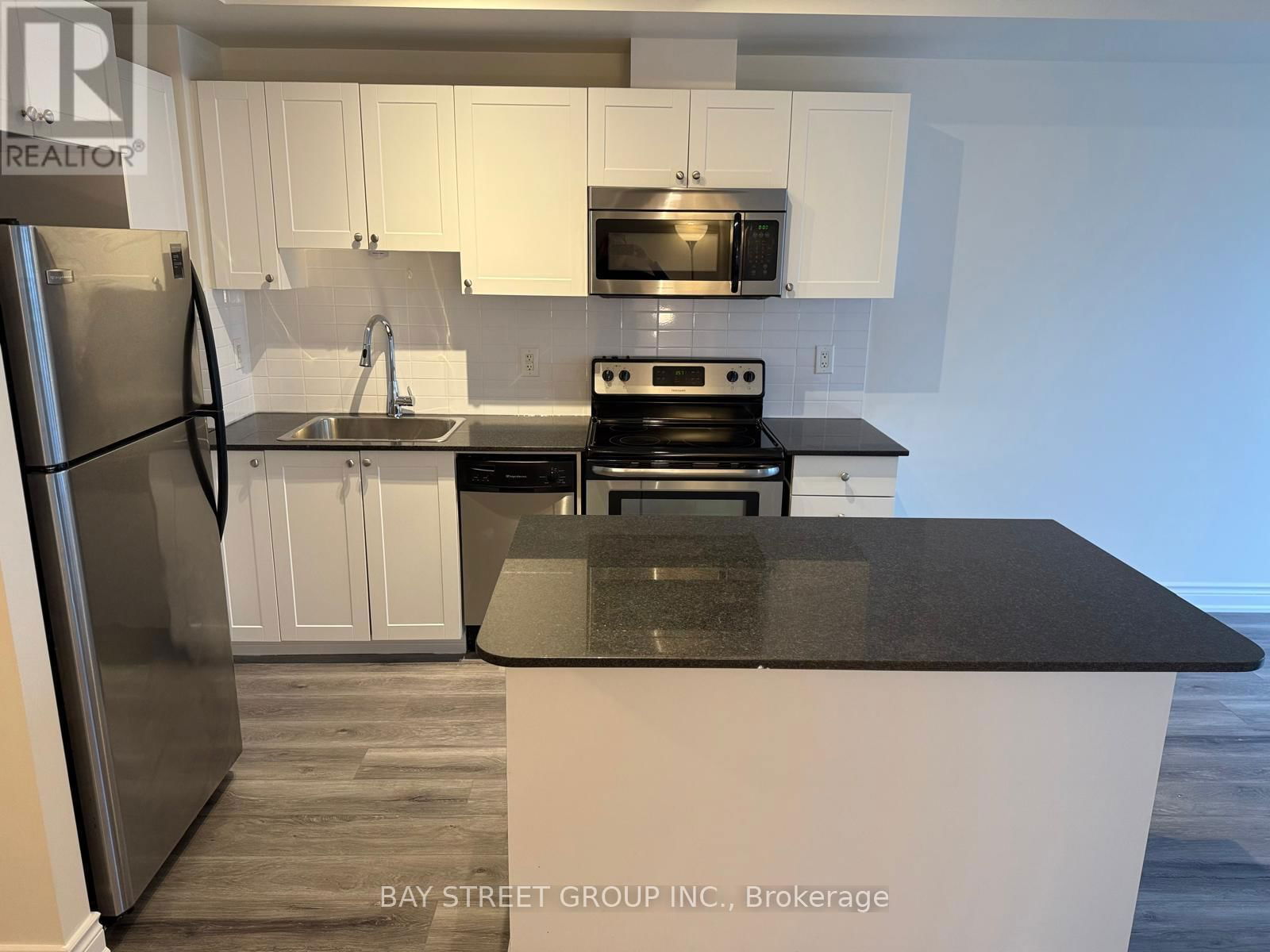 1807 - 385 PRINCE OF WALES DRIVE Image 14