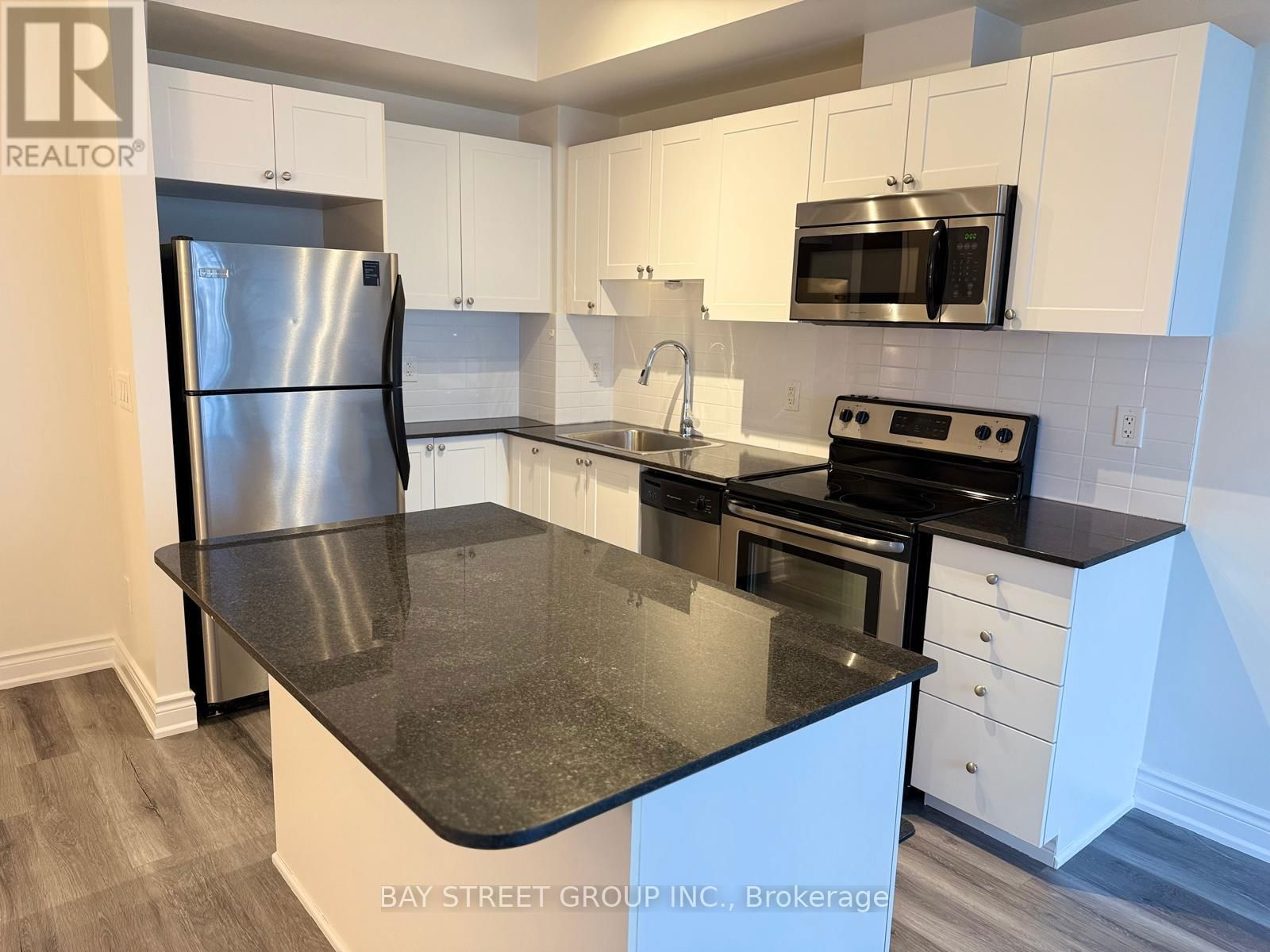 1807 - 385 PRINCE OF WALES DRIVE Image 15