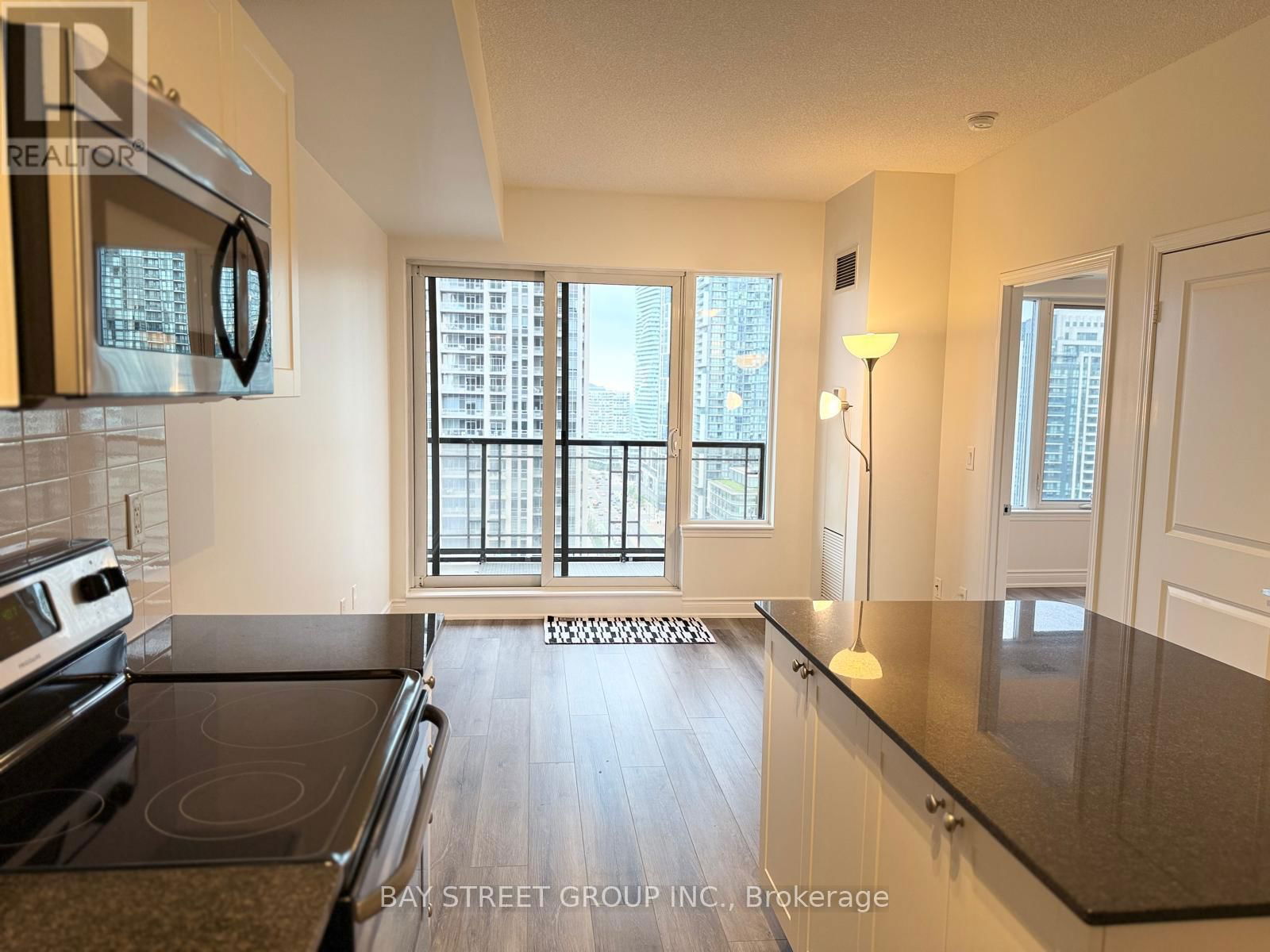 1807 - 385 PRINCE OF WALES DRIVE Image 17