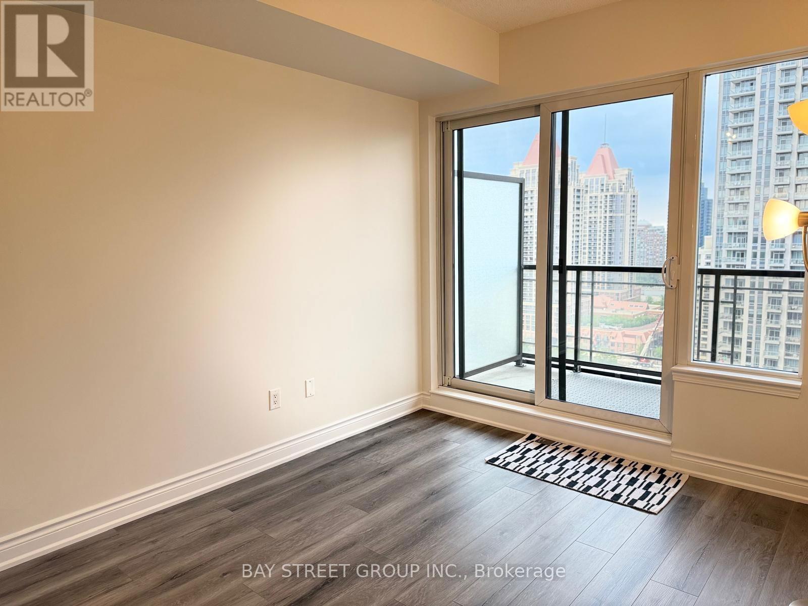 1807 - 385 PRINCE OF WALES DRIVE Image 19