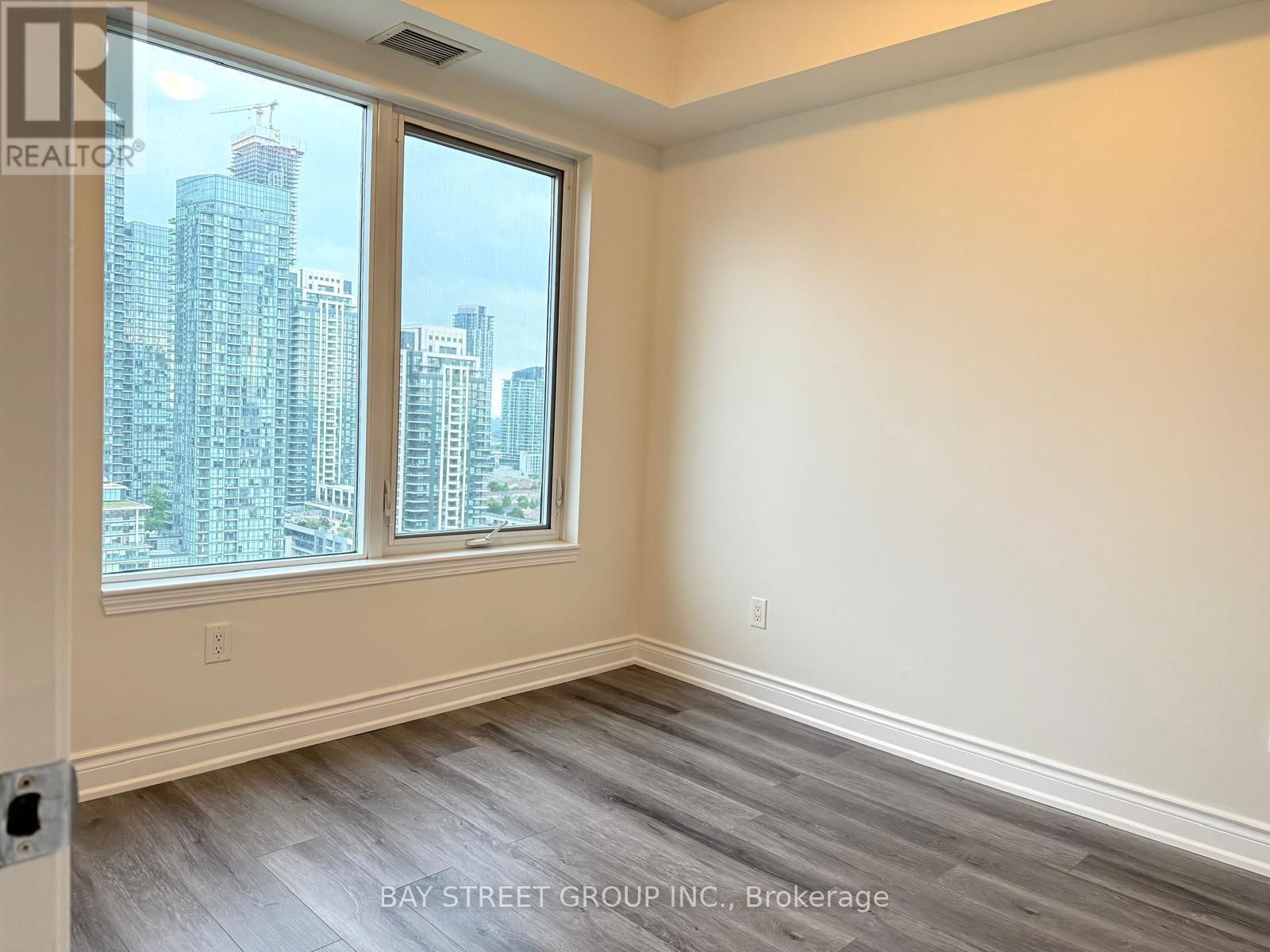 1807 - 385 PRINCE OF WALES DRIVE Image 20