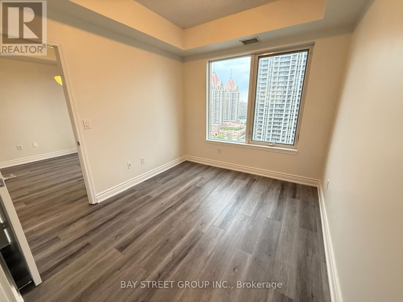 1807 - 385 PRINCE OF WALES DRIVE Image 21