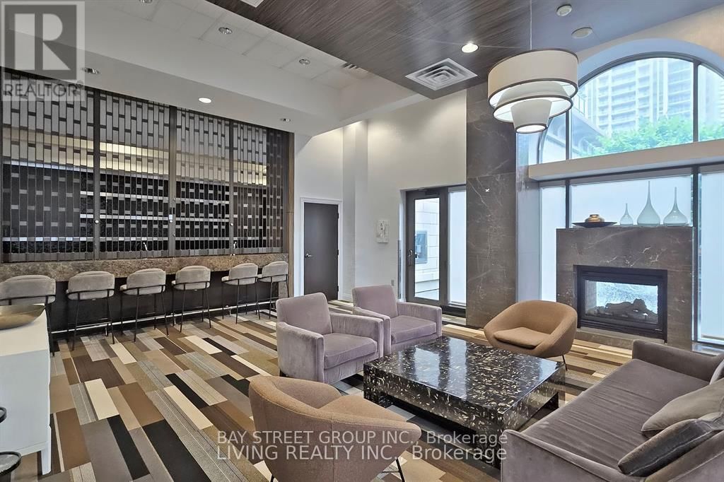1807 - 385 PRINCE OF WALES DRIVE Image 30