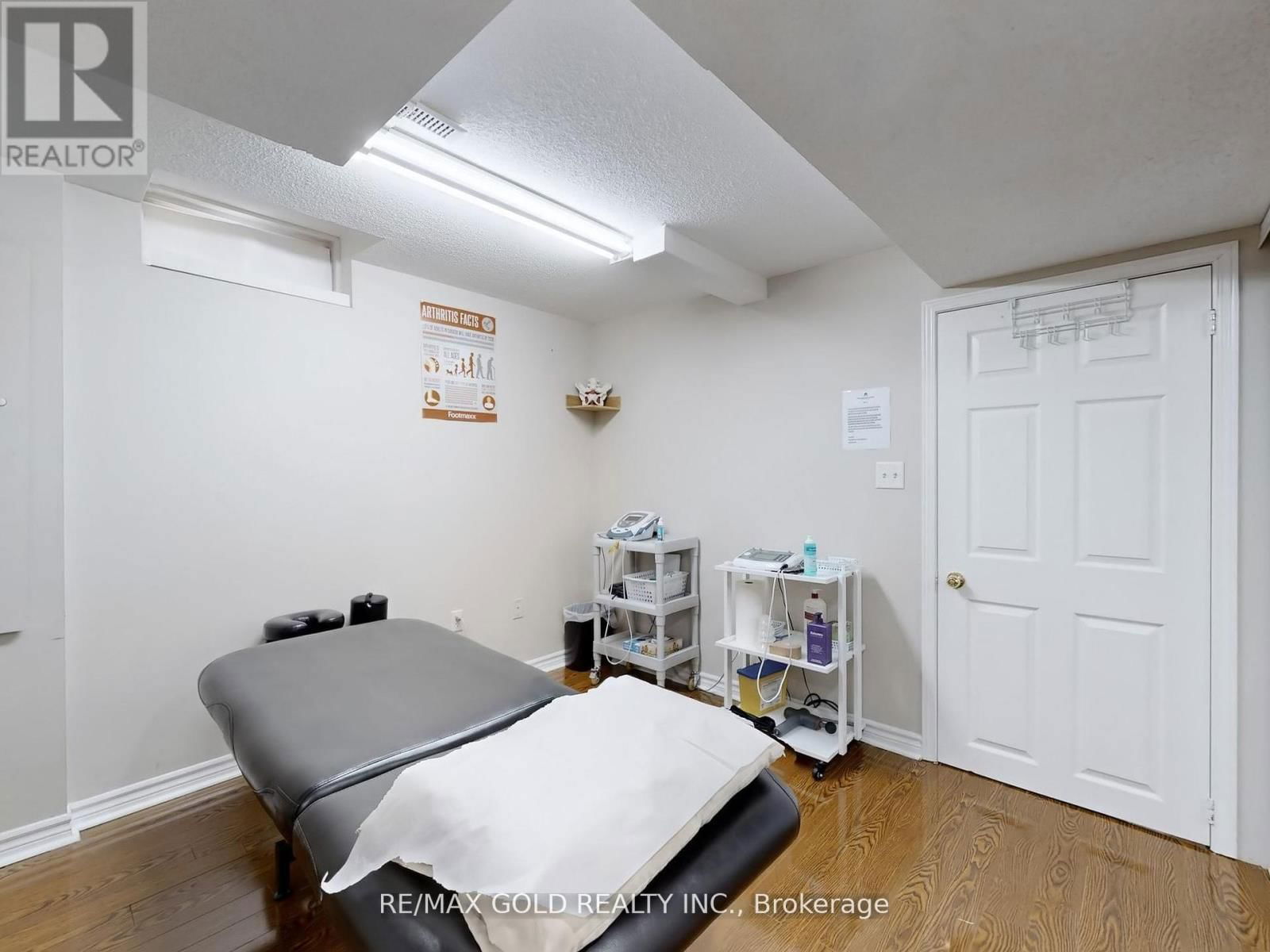 6 FOXHOLLOW ROAD Image 31