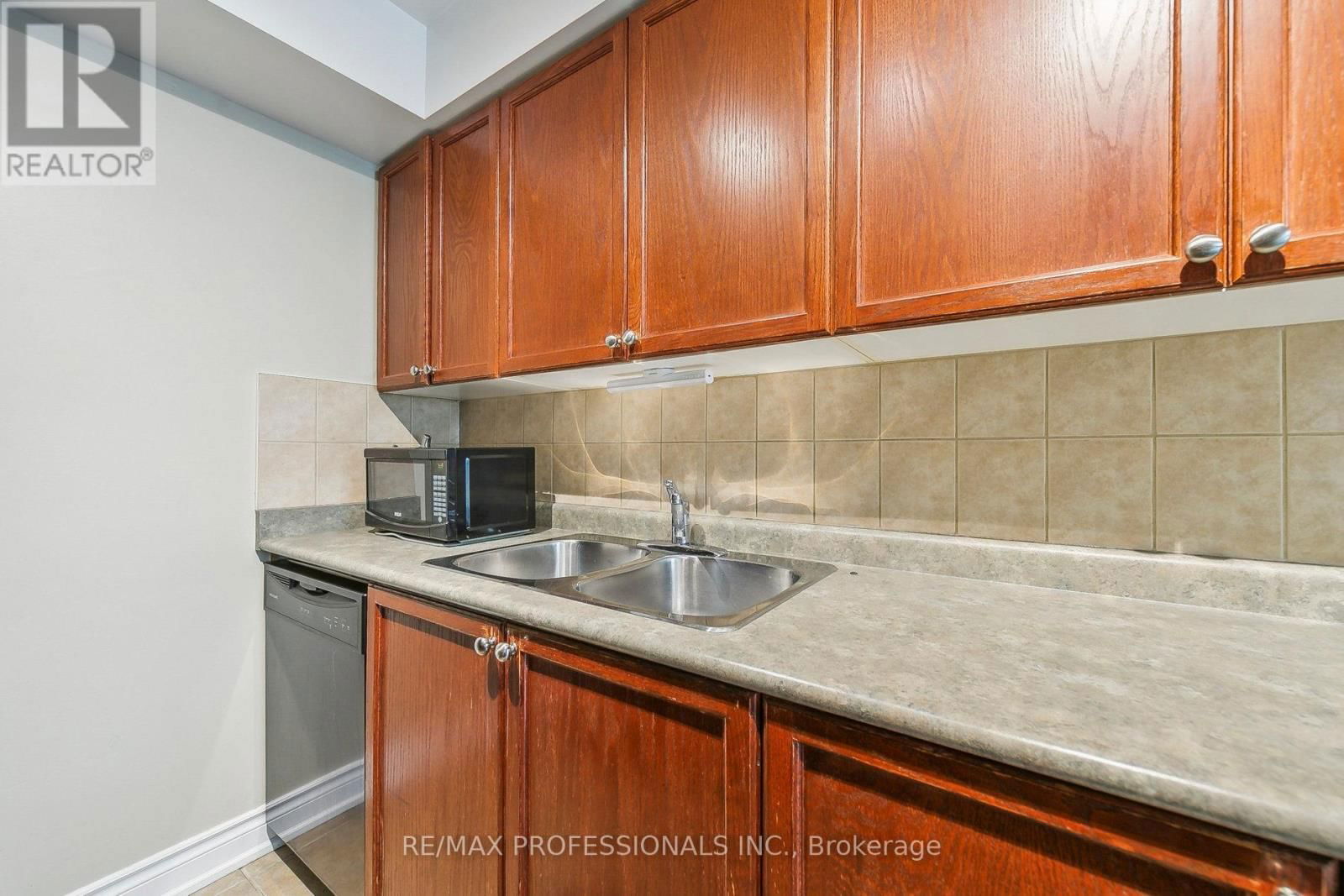 282 - 4975 SOUTHHAMPTON DRIVE Image 9