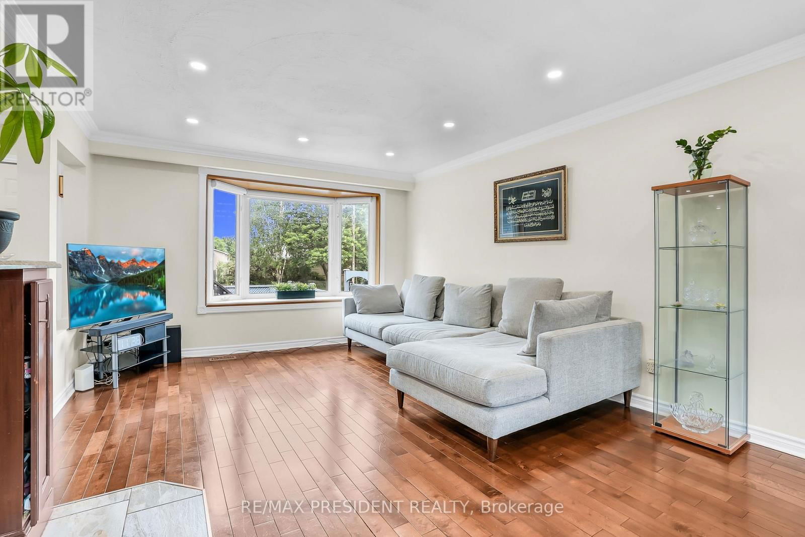 56 FROST STREET Image 12