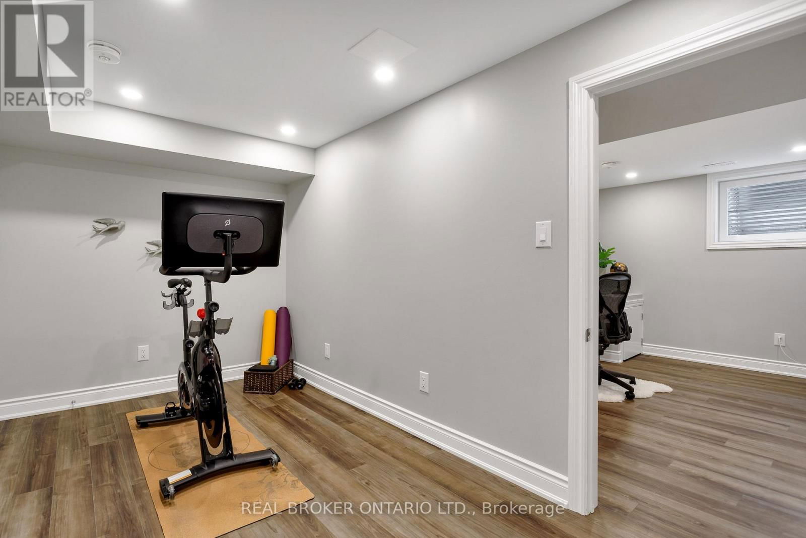 4499 TREMINEER AVENUE Image 34
