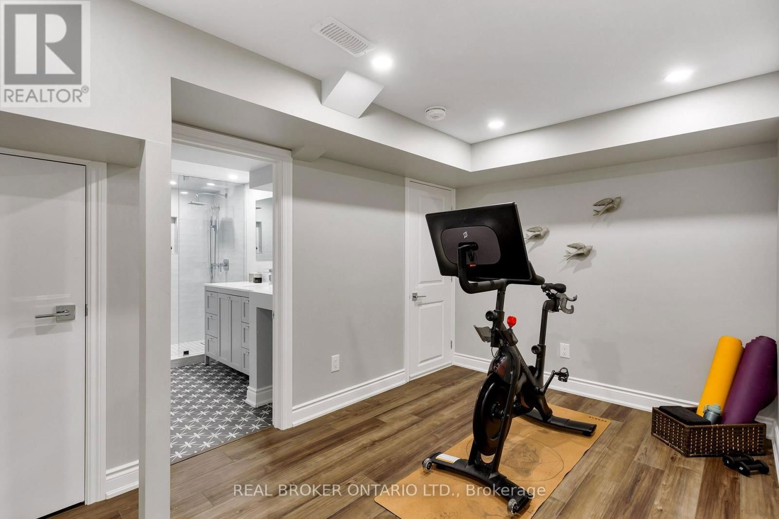 4499 TREMINEER AVENUE Image 35