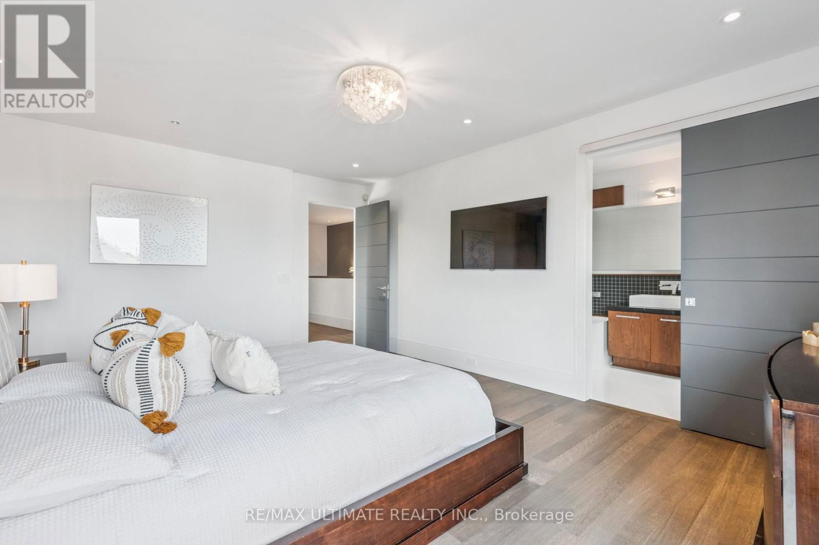1139 GLENGROVE AVENUE WEST Image 26