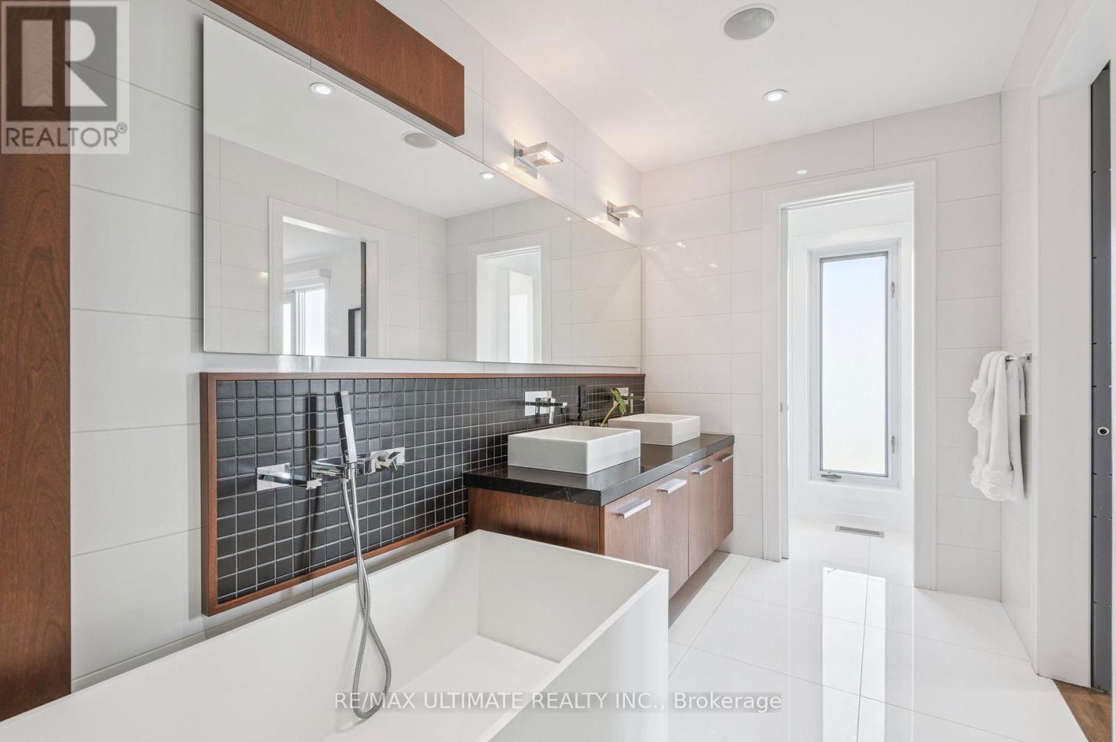 1139 GLENGROVE AVENUE WEST Image 32