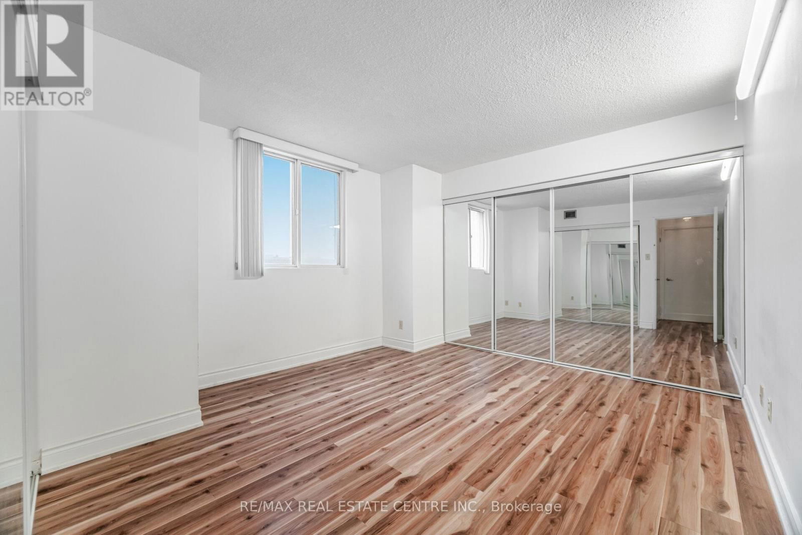 811 - 115 HILLCREST AVENUE Image 24