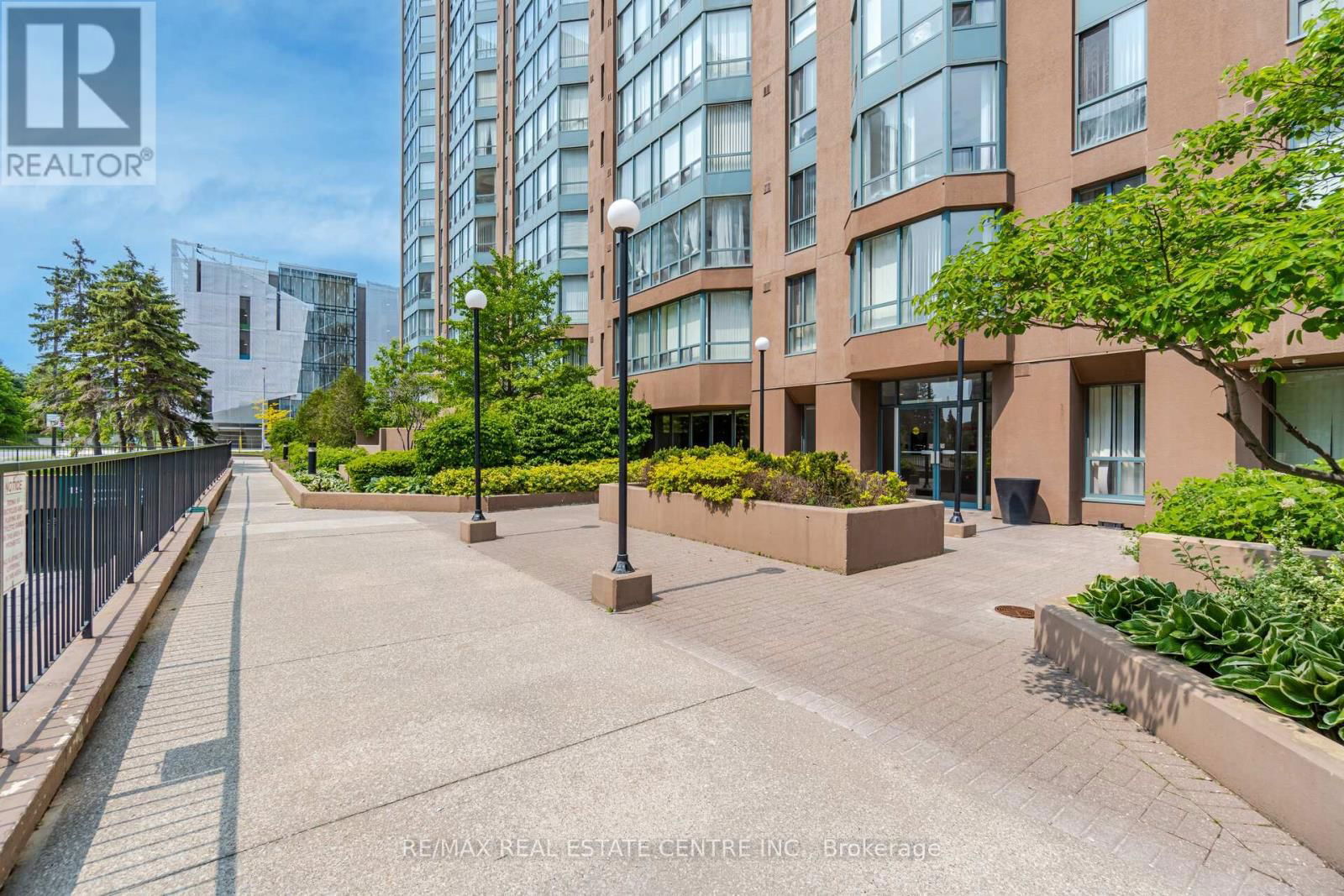 811 - 115 HILLCREST AVENUE Image 3