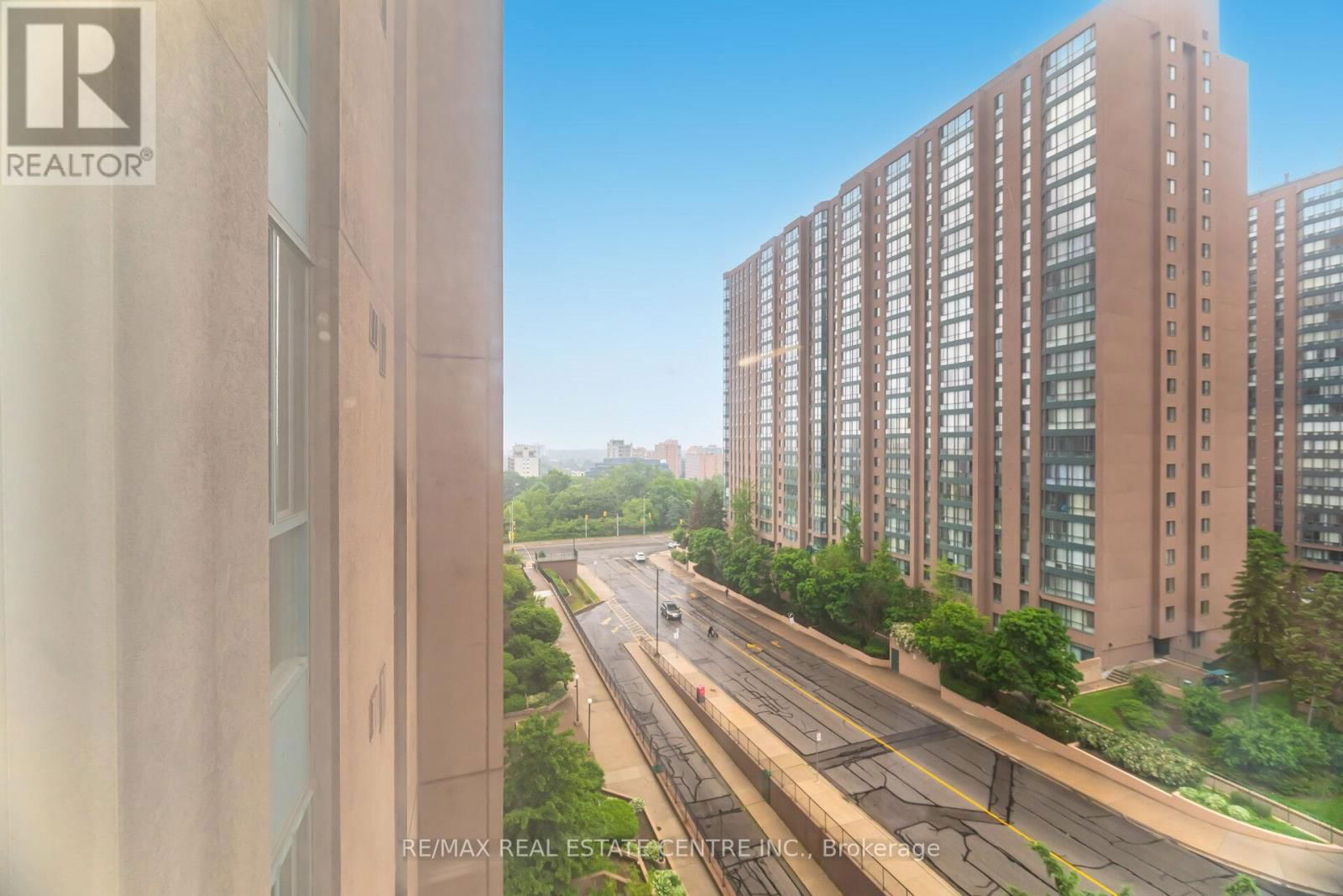 811 - 115 HILLCREST AVENUE Image 30