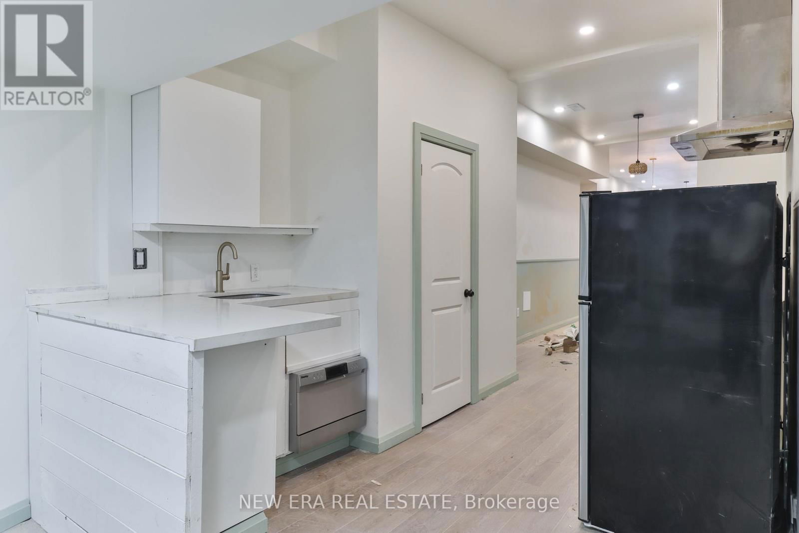 990 DOVERCOURT ROAD Image 14