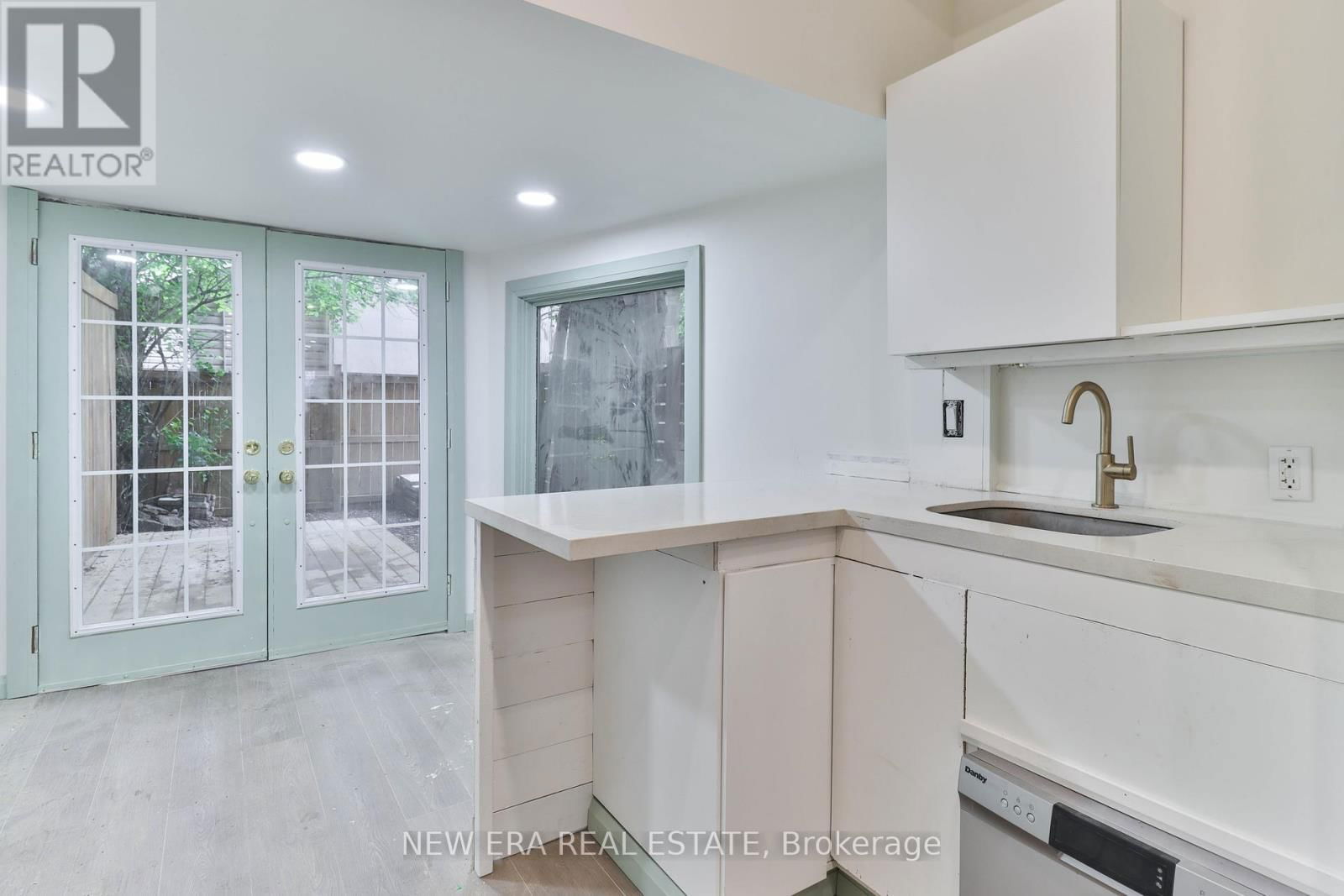 990 DOVERCOURT ROAD Image 17