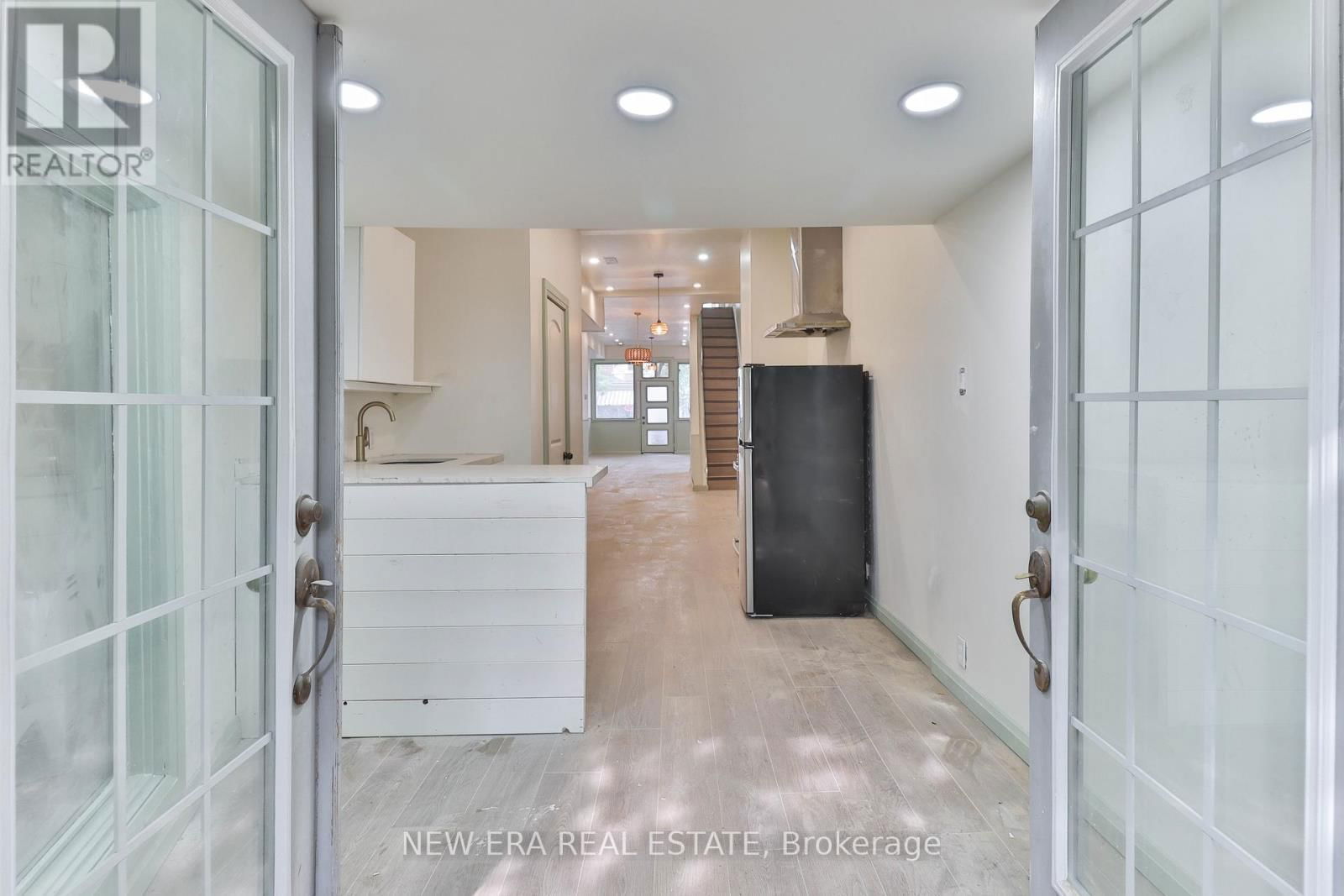 990 DOVERCOURT ROAD Image 18