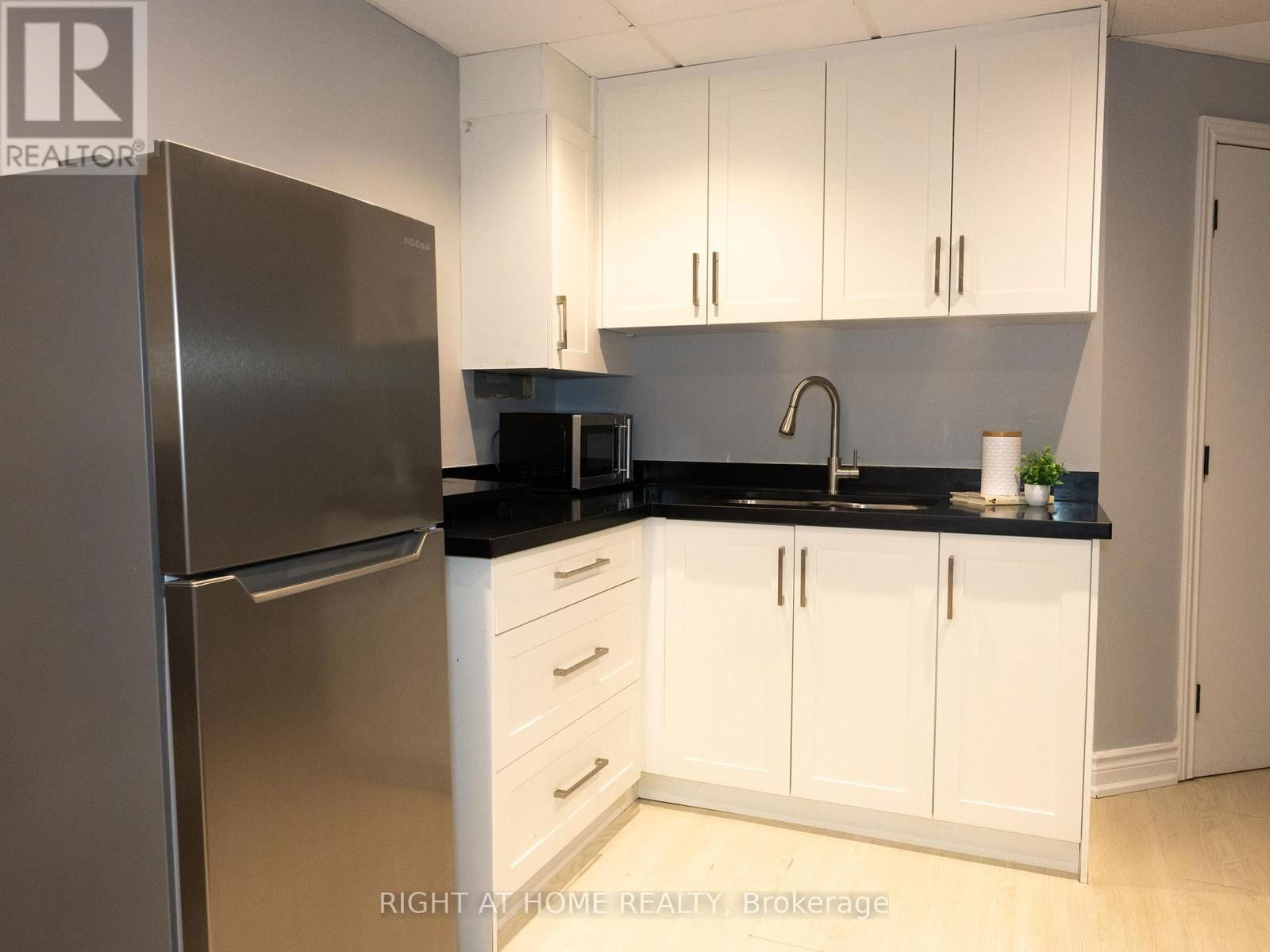 7031 GRAYDON COURT Image 32