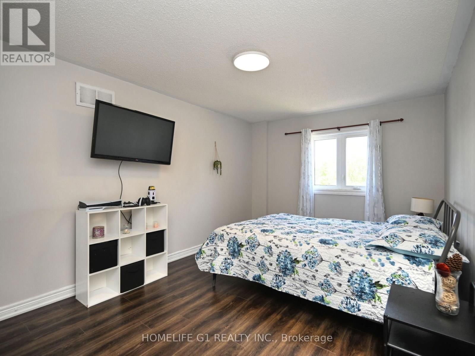 8 RIDGEMORE CRESCENT Image 32