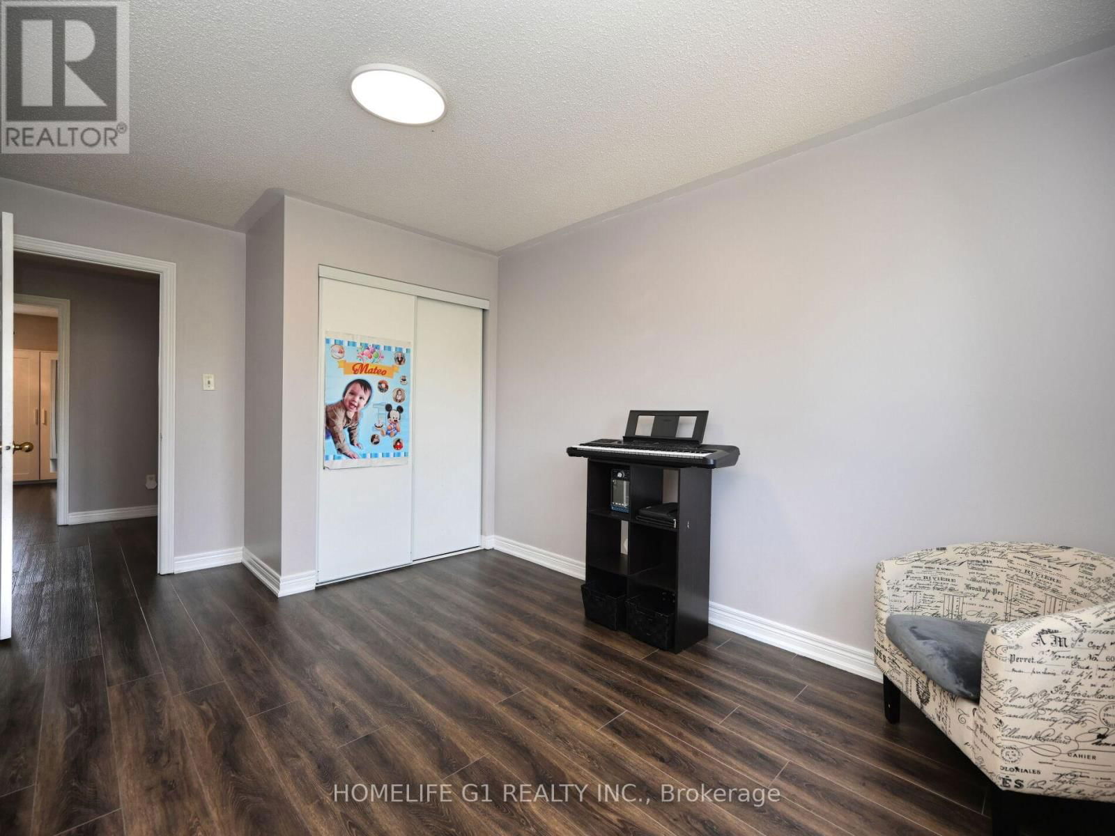 8 RIDGEMORE CRESCENT Image 37