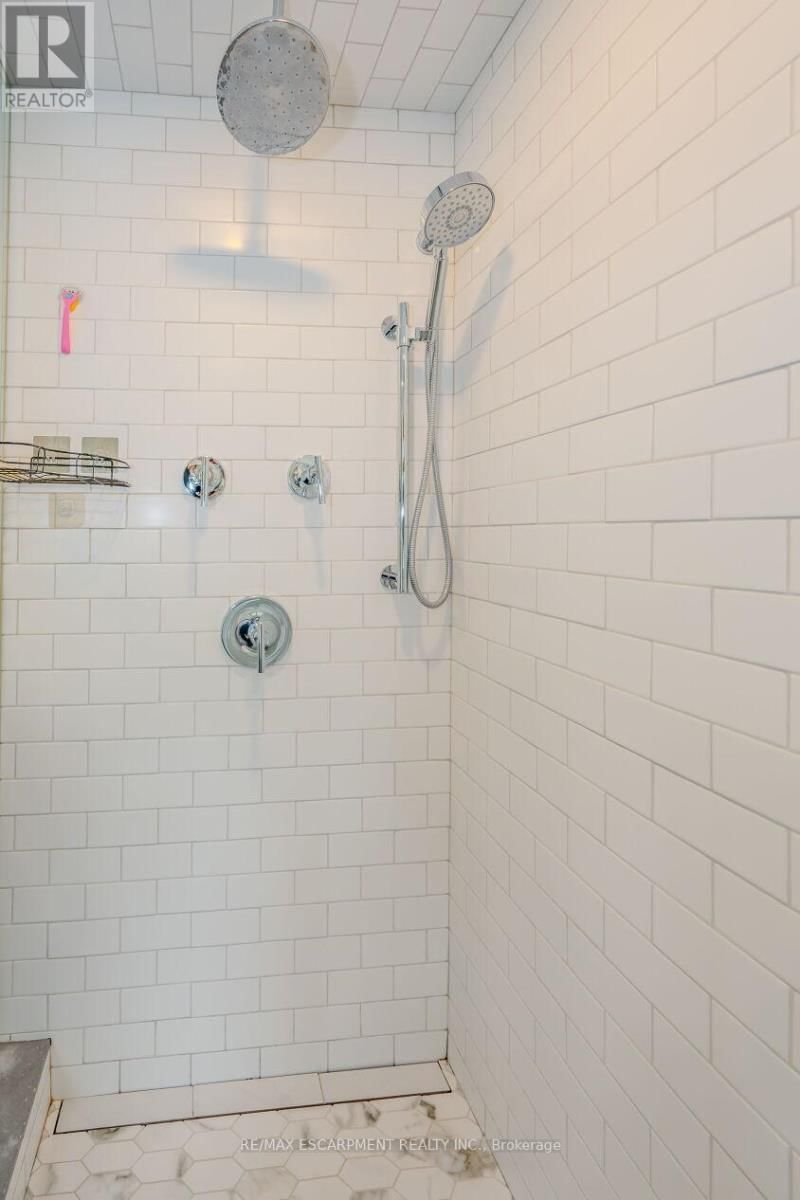 260 LINWOOD CRESCENT Image 37