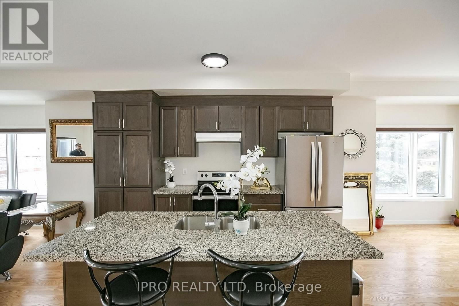 138 LANDSBRIDGE STREET Image 30