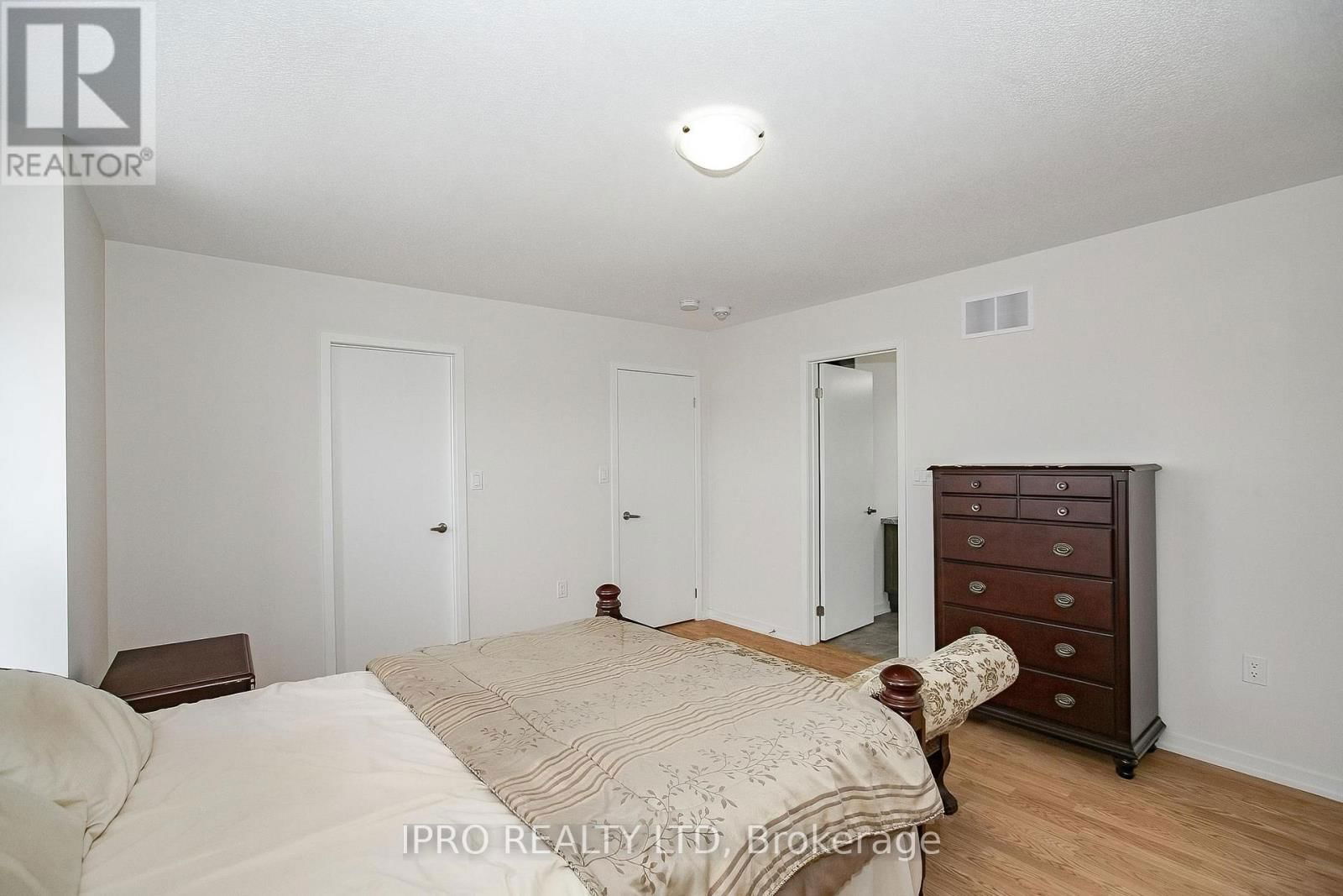 138 LANDSBRIDGE STREET Image 36