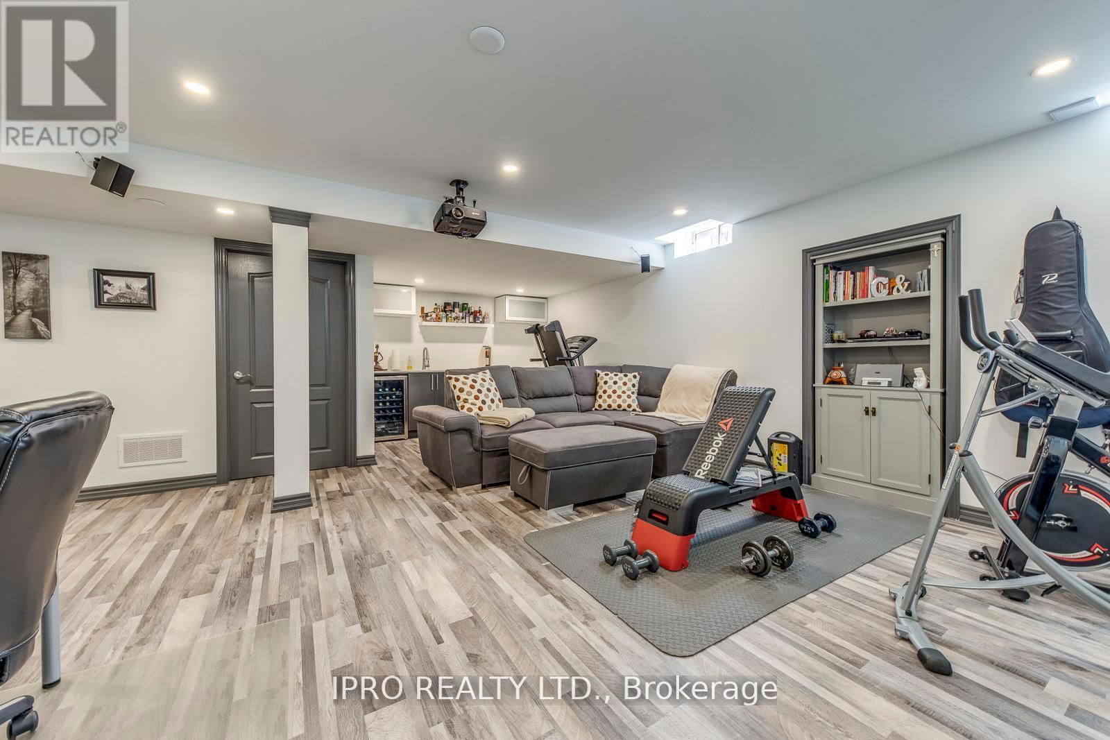 11 TRENTONIAN STREET Image 35
