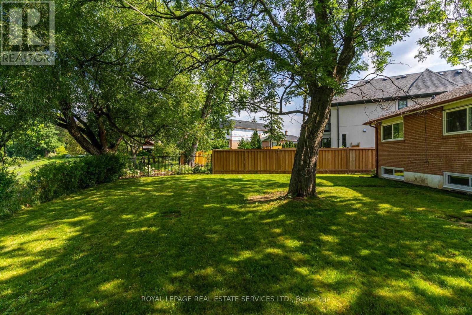 Main - 18 PUCKERIDGE CRESCENT Image 30