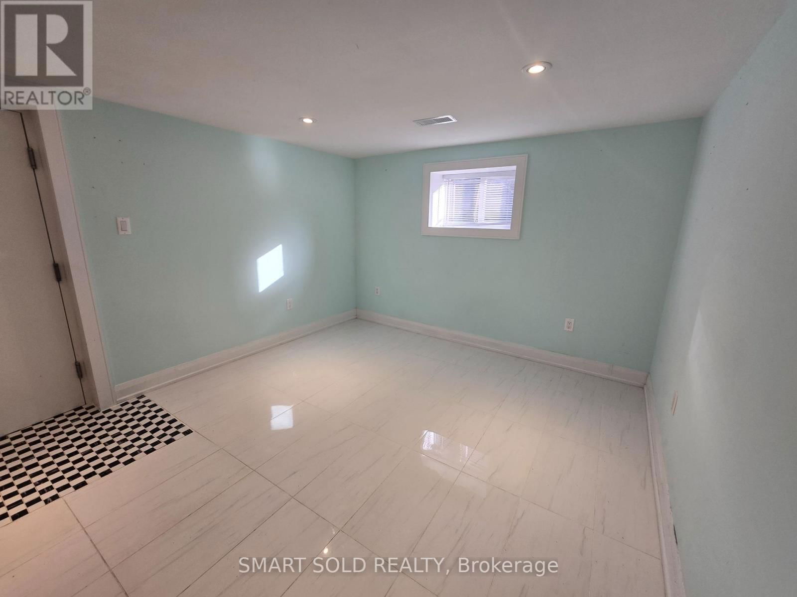 1078 SAWYER AVENUE Image 8
