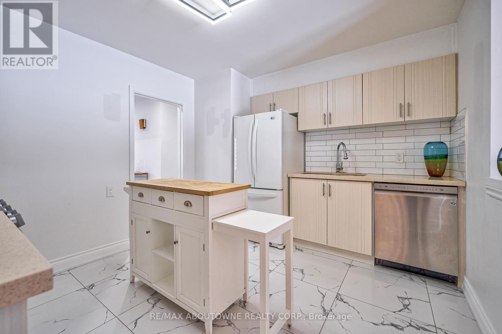 428 HENDERSON ROAD Image 20