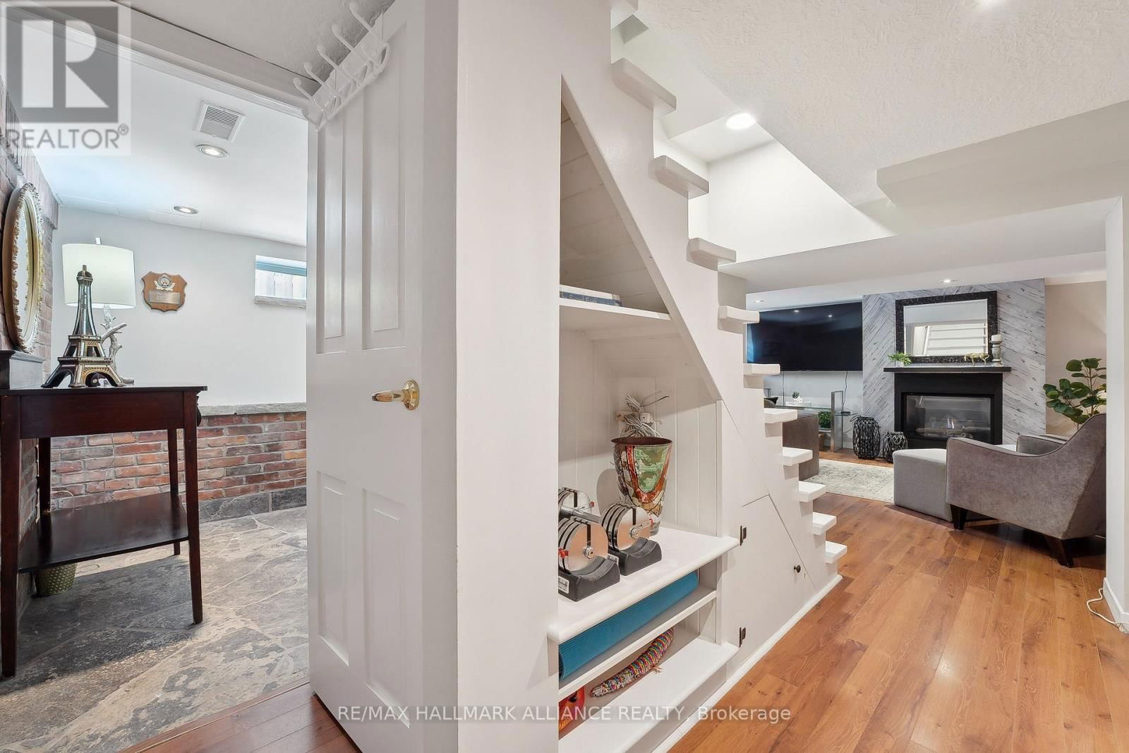 1089 CHURCHILL AVENUE Image 28