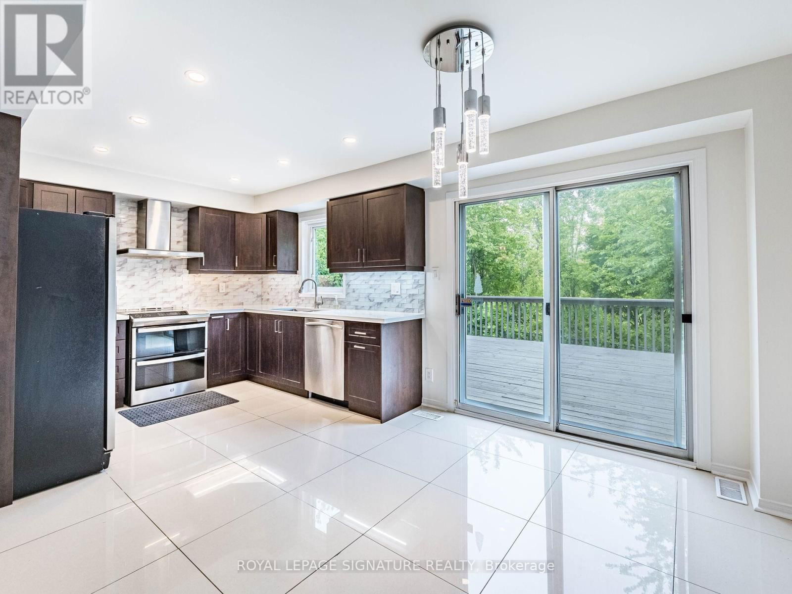 86 VALONIA DRIVE Image 12