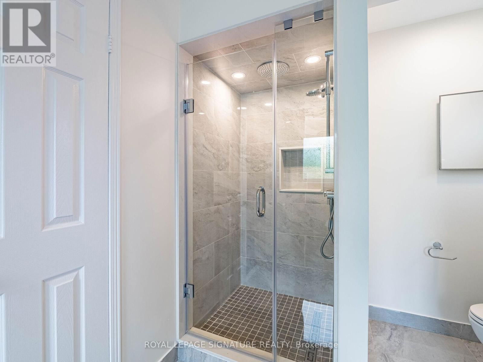 86 VALONIA DRIVE Image 30