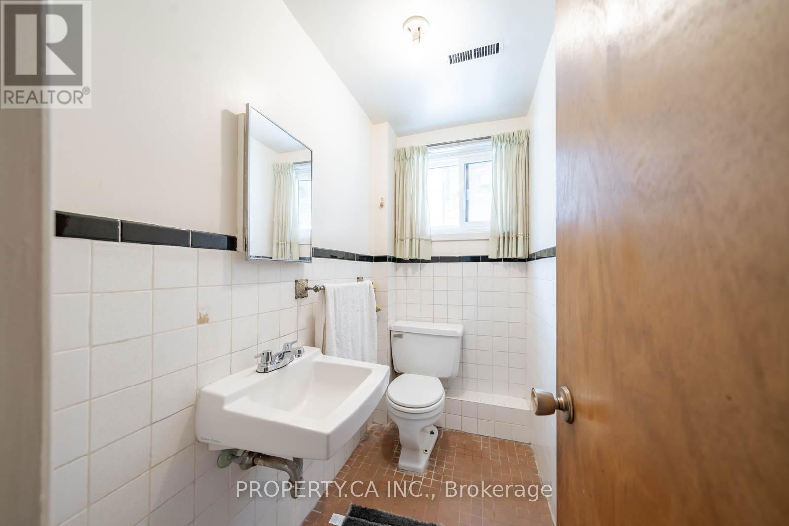 2098 DUFFERIN STREET Image 11