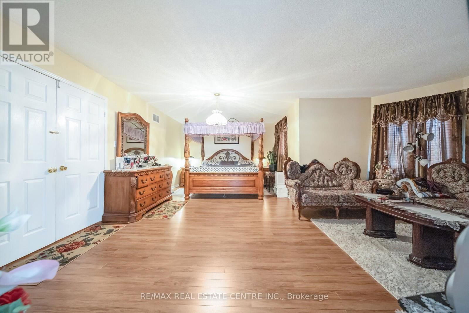 11 MOOREHEAD CRESCENT Image 26