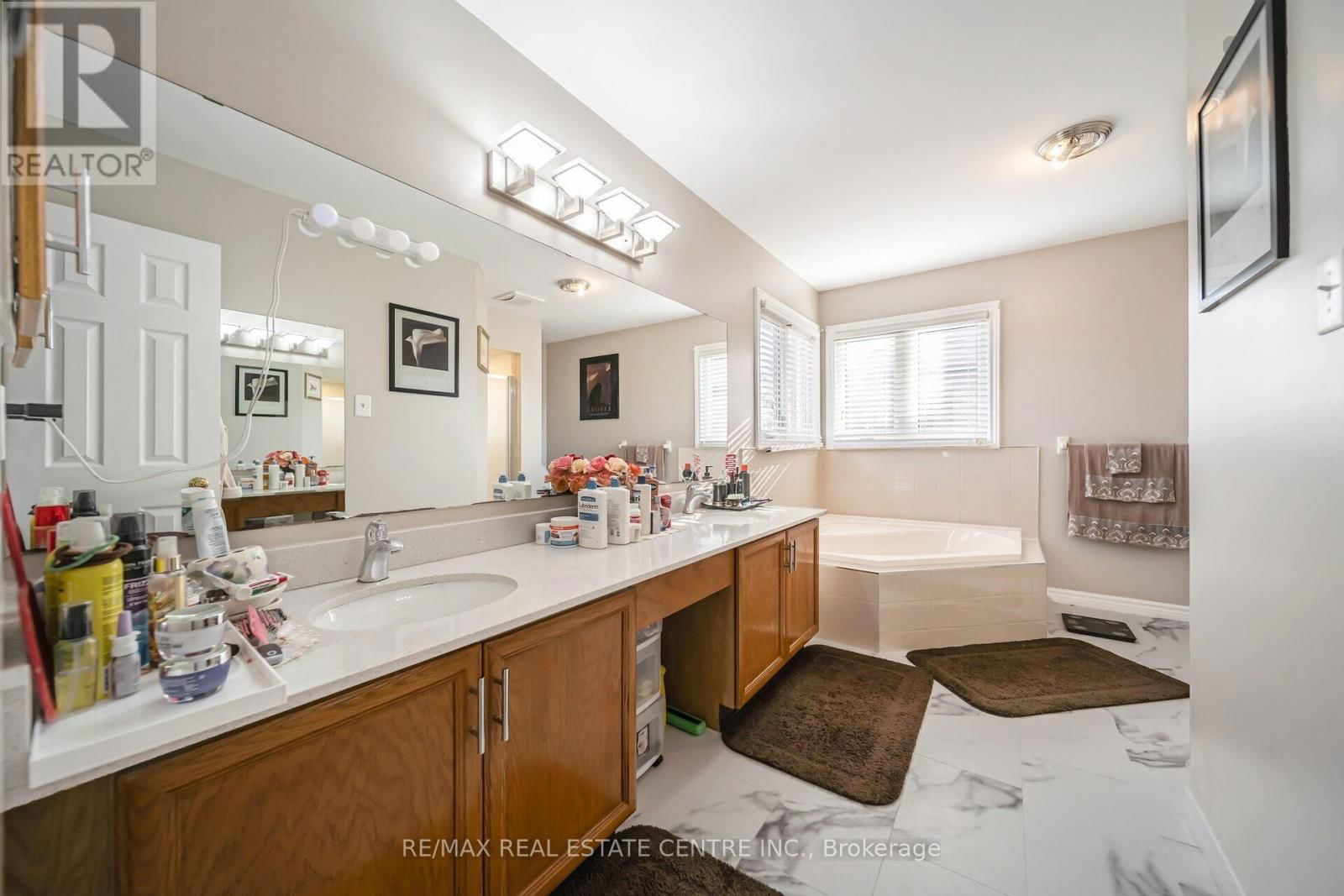 11 MOOREHEAD CRESCENT Image 27