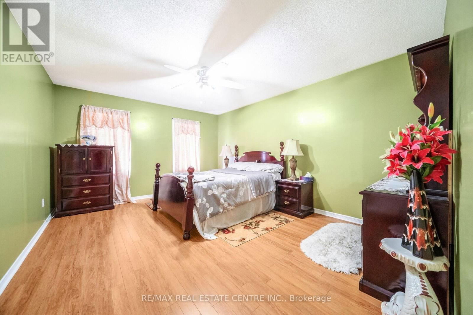 11 MOOREHEAD CRESCENT Image 32