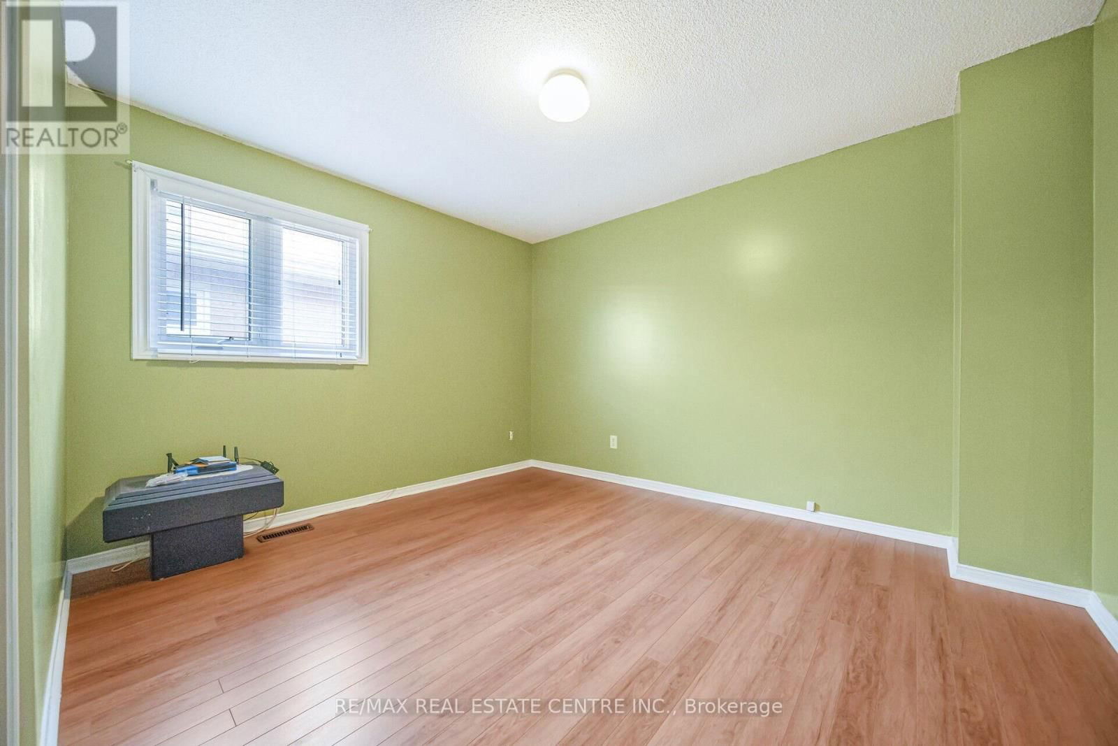 11 MOOREHEAD CRESCENT Image 35