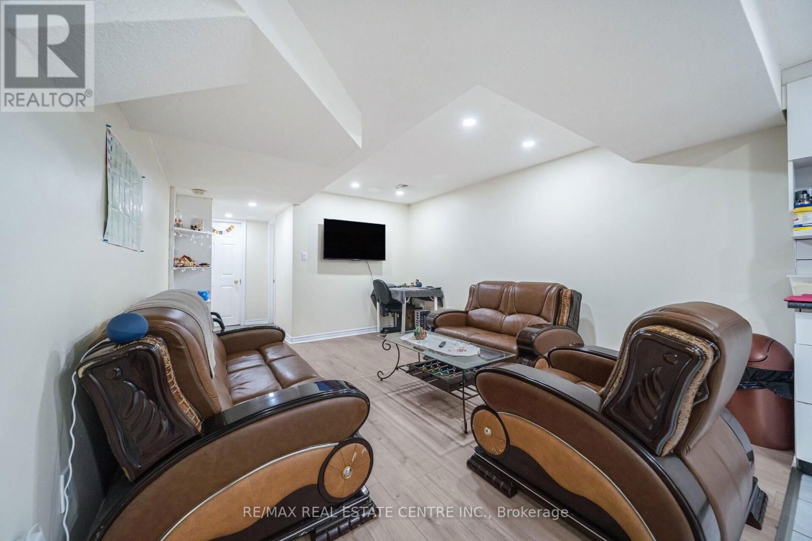 11 MOOREHEAD CRESCENT Image 38