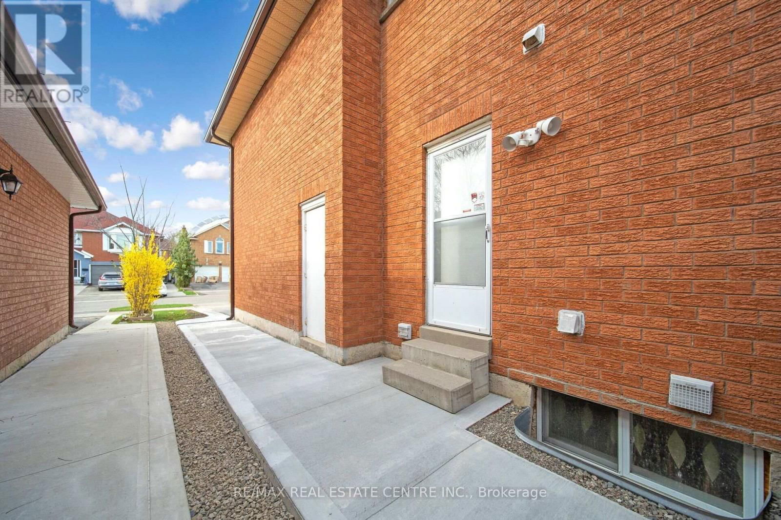 11 MOOREHEAD CRESCENT Image 49