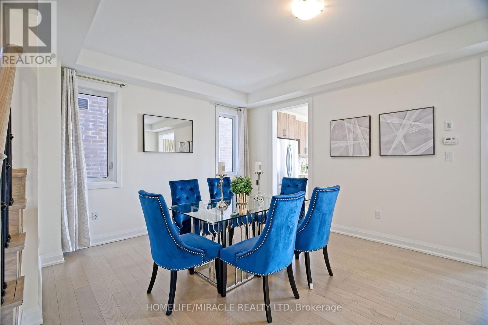 4 BAVENDEN CRESCENT Image 12