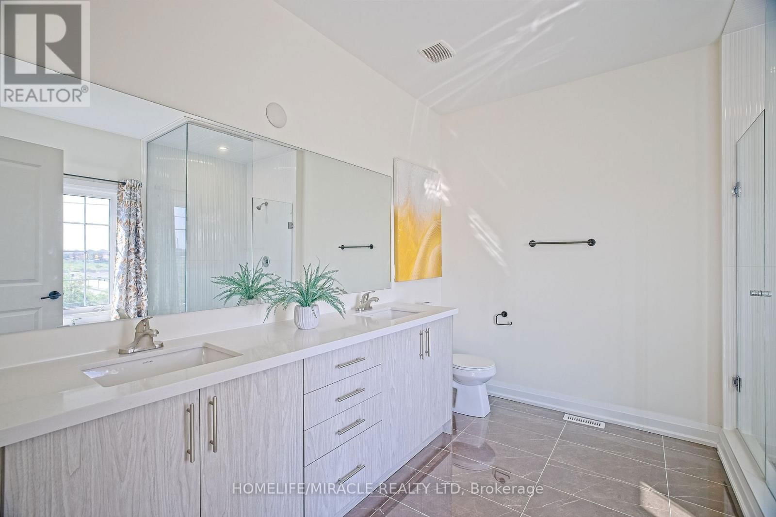 4 BAVENDEN CRESCENT Image 27