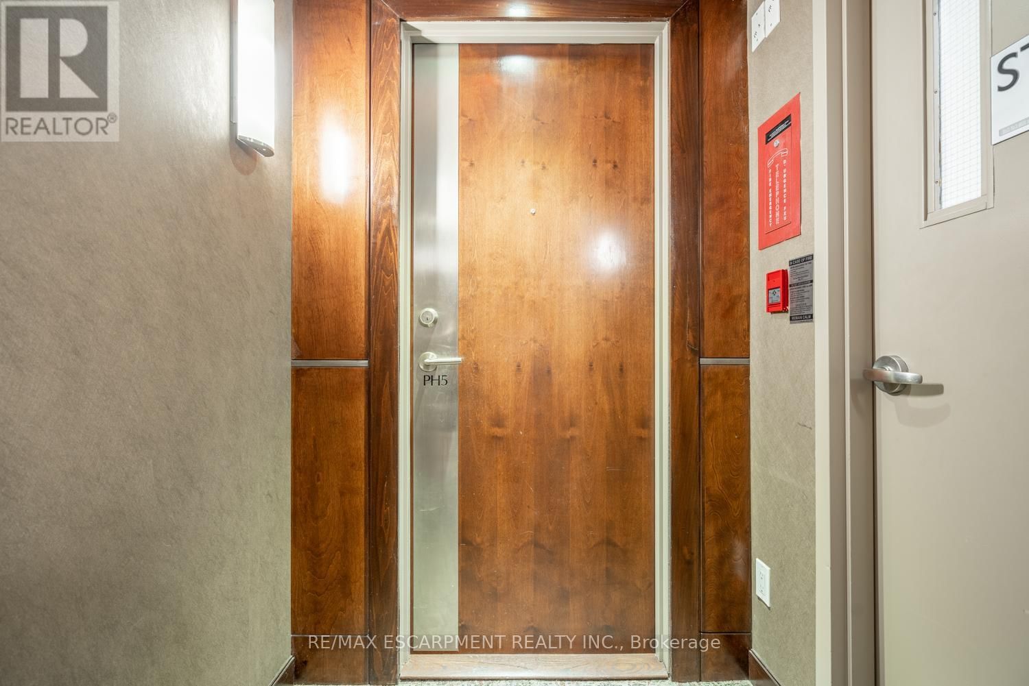PH5 - 330 BURNHAMTHORPE ROAD Image 37
