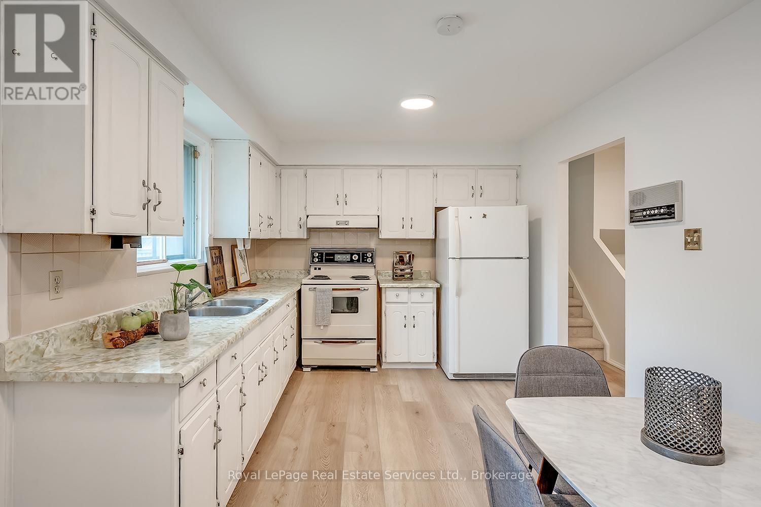 1201 CONSORT CRESCENT Image 15