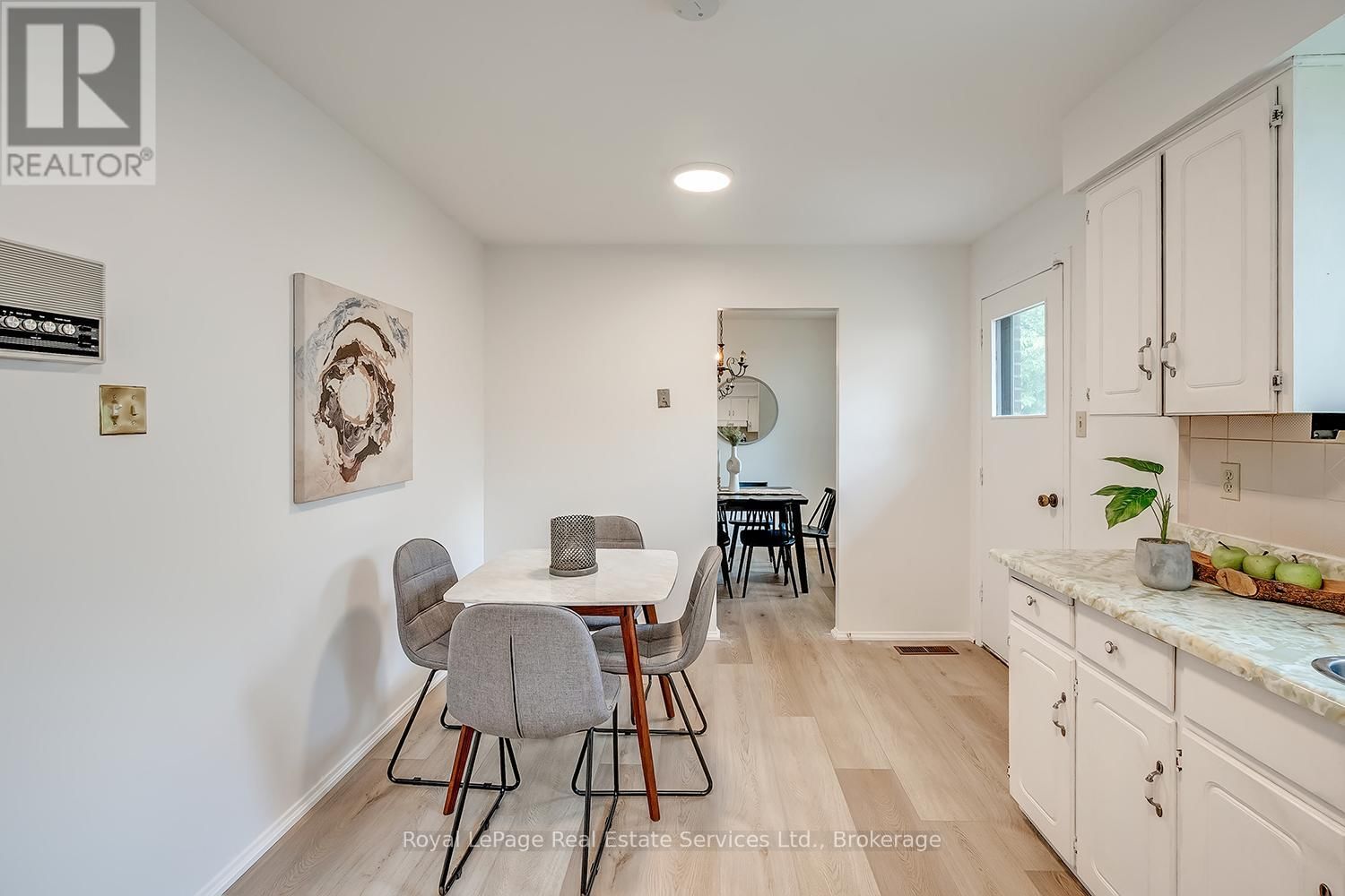 1201 CONSORT CRESCENT Image 18